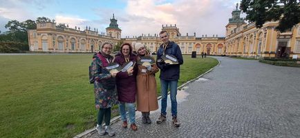 Miniatura Wolontariusze w trakcie Nocy Muzeów w Muzeum Pałacu Króla Jana III w Wilanowie