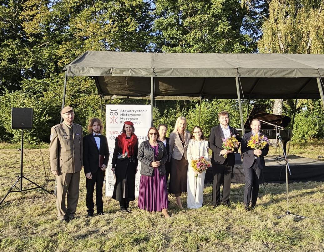 Współpraca lokalna SHMP z Wójtem Gminy Regimin, 5.Mazowiecką Brygadą Obrony Terytorialnej i z pianistami z Uniwersytetu Muzycznego F. Chopina w Warszawie w organizacji plenerowego koncertu fortepianowego. 27.09.2025. Plener w zespole dworsko-parkowym w Klicach