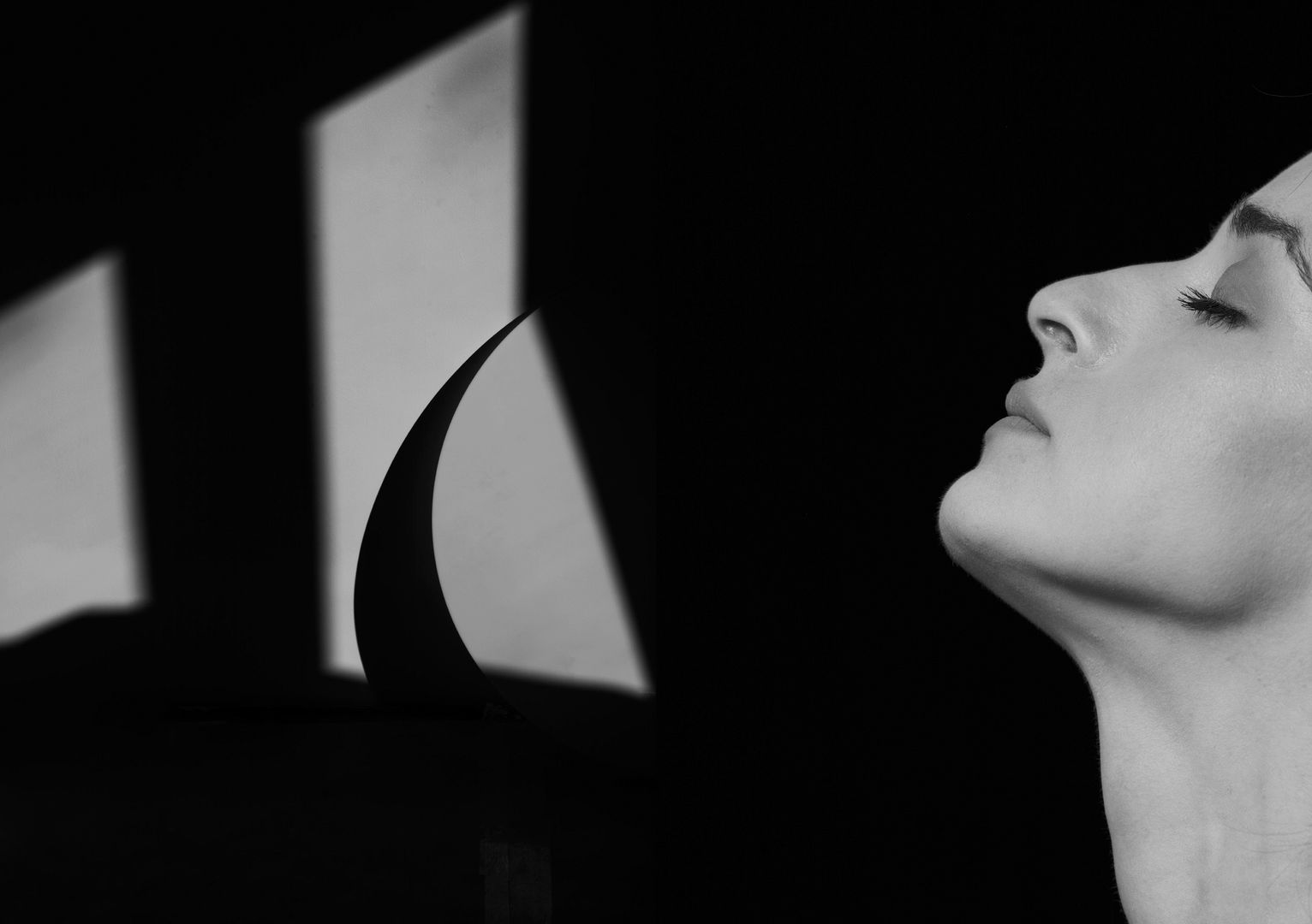 Fotografia z wystawy Becoming. Na zdjęciu portret kobiety z profilu i bliki świetlne rzucone na ścianę