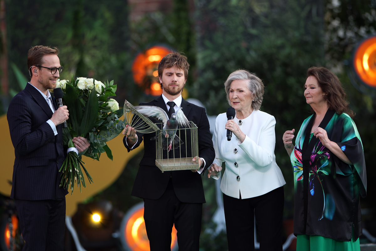 Od lewej: Mateusz Janicki, Maciej Musiał, Irena Santor i Anna Dymna