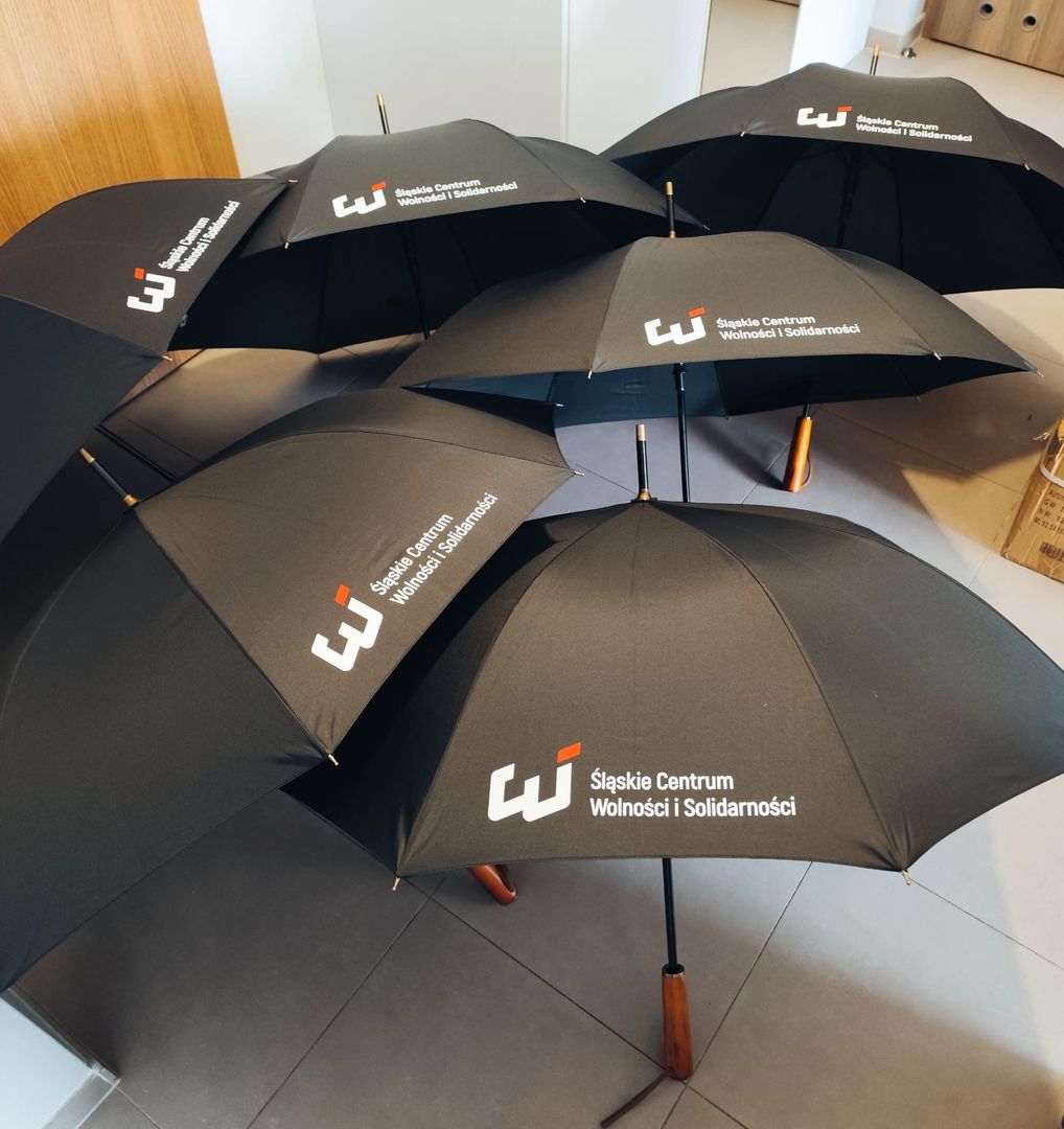 Przykład zrealizowanego zamówienia na znakowanie parasoli.