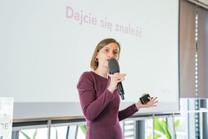 Miniatura Martyna Goździuk występuje na konferencji Dobra Marka NGO w Gdańsku.
