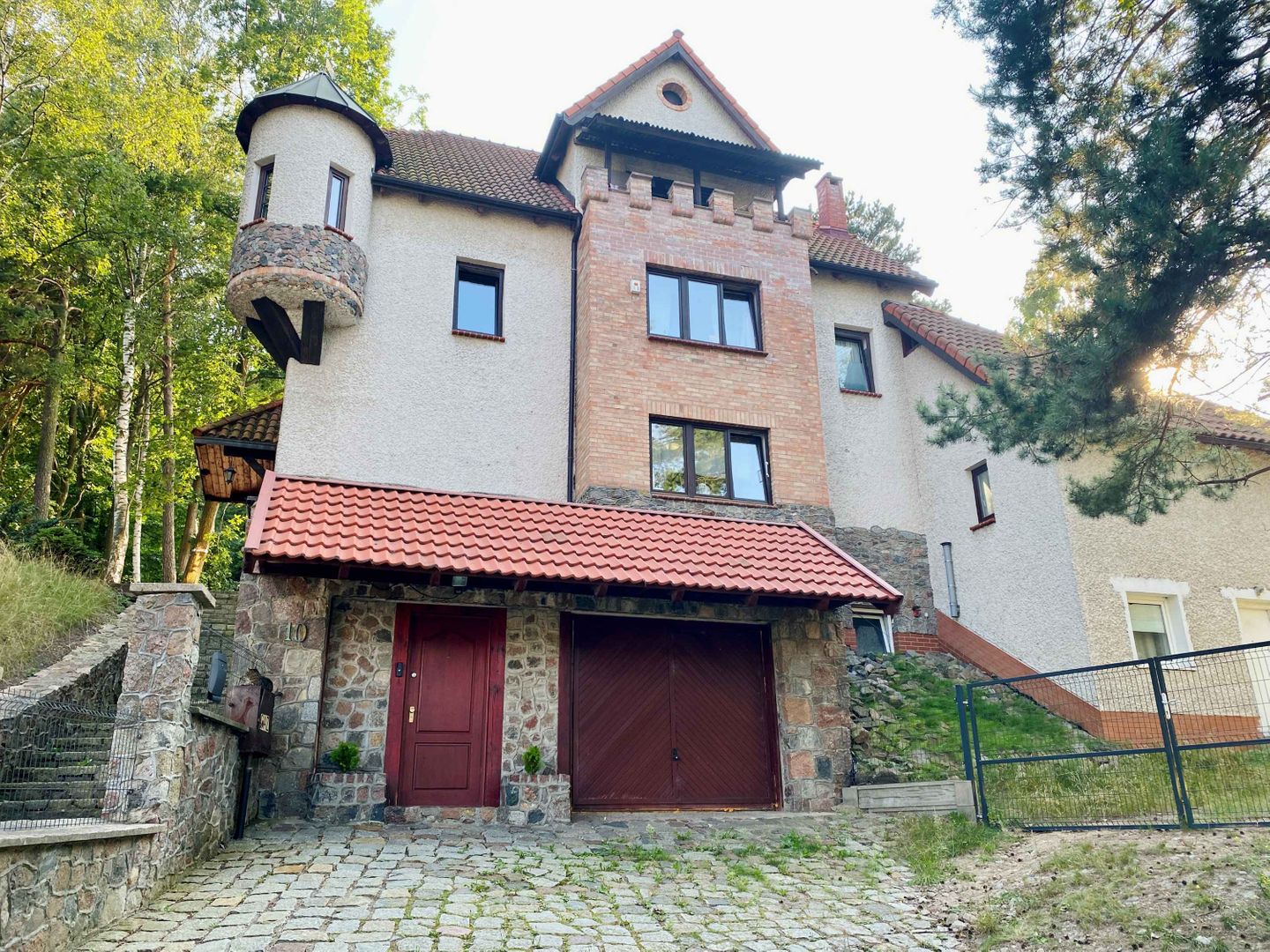 Budynek z miejscami postojowymi przed