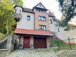 Miniatura Budynek z miejscami postojowymi przed