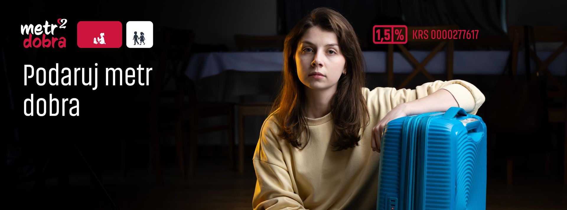 Młoda osoba z walizką, symbolizuje pracę Fundacji z młodymi dorosłymi z pieczy zastępczej