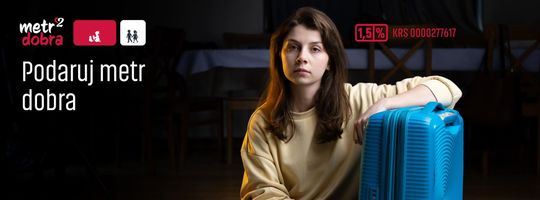 Miniatura Młoda osoba z walizką, symbolizuje pracę Fundacji z młodymi dorosłymi z pieczy zastępczej