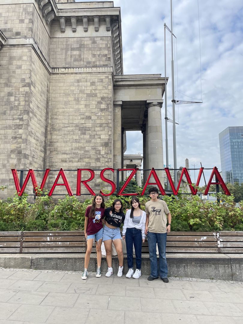 Uczestnicy programu FLEX Abroad przed Pałacem Kultury i Nauki w Warszawie. 