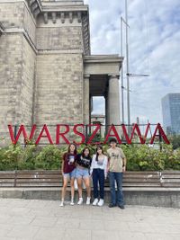 Miniatura Uczestnicy programu FLEX Abroad przed Pałacem Kultury i Nauki w Warszawie. 