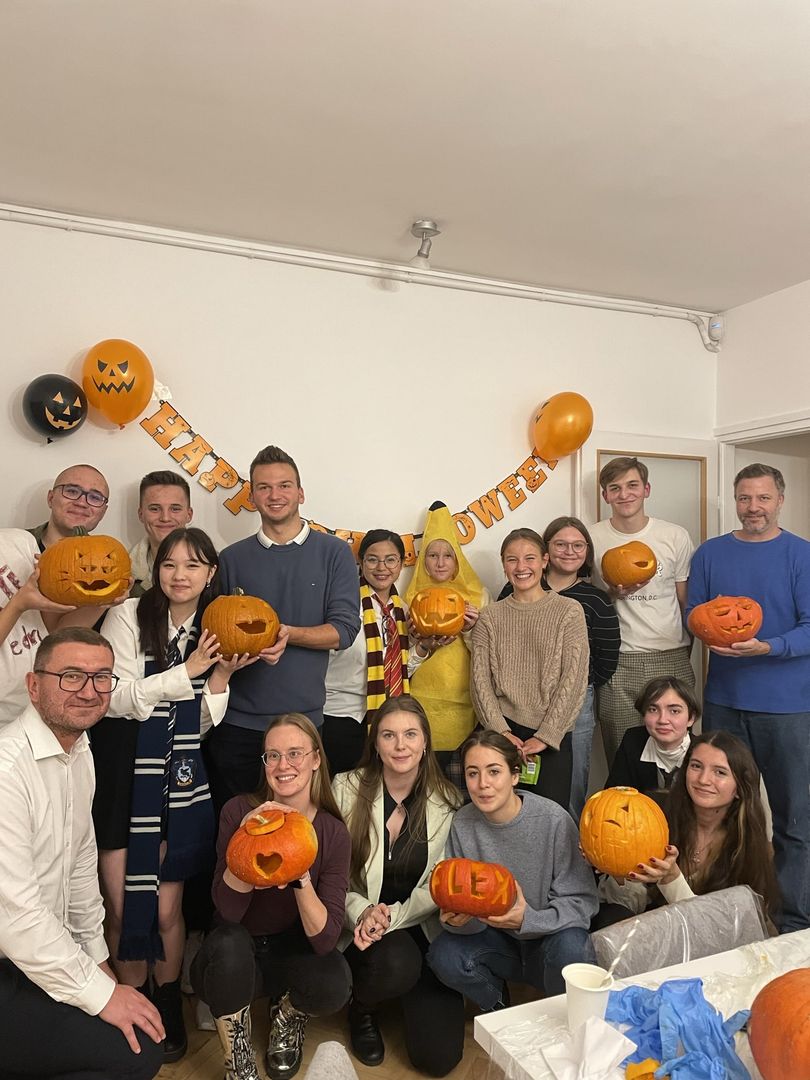 Uczestnicy programu FLEX Abroad podczas świętowania Halloween.
