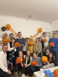 Miniatura Uczestnicy programu FLEX Abroad podczas świętowania Halloween.