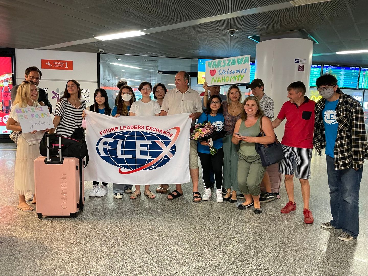 Uczestnicy FLEX Abroad z rodzinami goszczącymi na Lotnisku Chopina w Warszawie. 