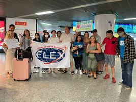 Miniatura Uczestnicy FLEX Abroad z rodzinami goszczącymi na Lotnisku Chopina w Warszawie. 