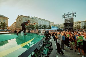 Miniatura Występ finalisty na 17. Festiwalu Zaczarowanej Piosenki, na rynku w Krakowie