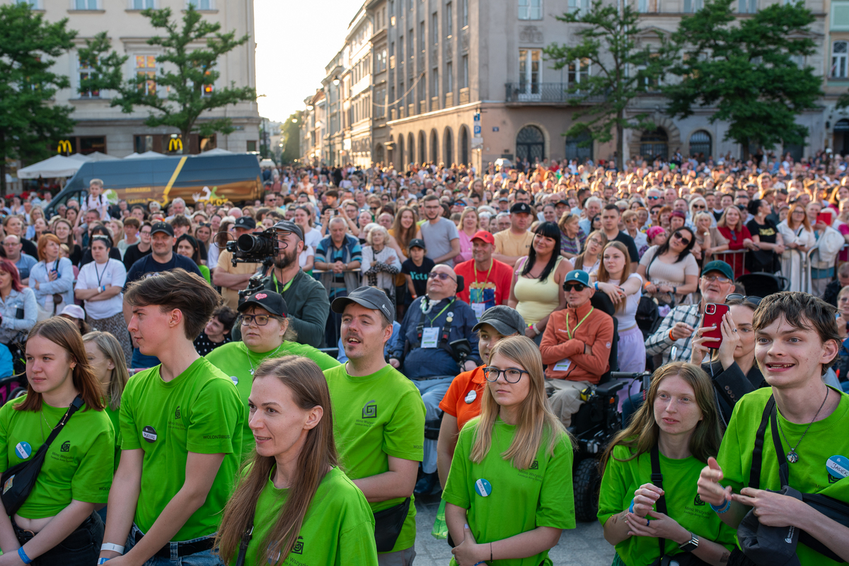 Publiczność zebrana podczas finału 17. festiwalu, na Rynku Głównym w Krakowie