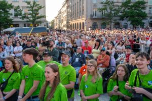 Miniatura Publiczność zebrana podczas finału 17. festiwalu, na Rynku Głównym w Krakowie