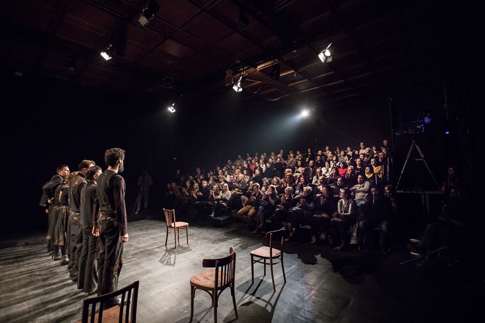 Zespół artystów podczas owacji.