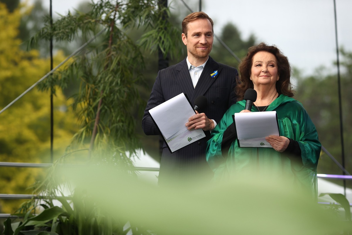 Anna Dymna i Mateusz Janicki podczas zeszłorocznego koncertu półfinałowego