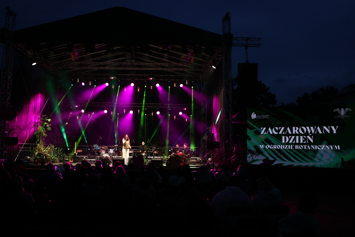 Koncert wieczorny Marty Bizoń podczas zeszłorocznego „Zaczarowanego Dnia w Ogrodzie Botanicznym”
