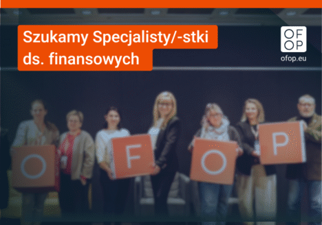 Osoby z zespoł OFOP-u (siedem osób) trzymają w rękach kostki z literami składającymi się w napis OFOP. Zdjęcie jest rozmyte, na nim wyraźny biały napis na pomarańczowym tle: Szukamy Specjalisty/-stki ds. finansowych