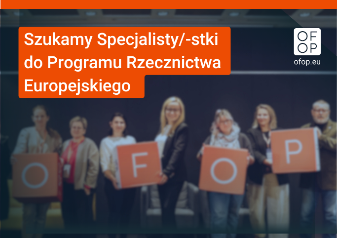 Osoby z zespołu OFOP-u (siedem osób) trzymają w rękach kostki z literami składającymi się w napis OFOP. Zdjęcie jest rozmyte, na nim wyraźny biały napis na pomarańczowym tle: Szukamy Specjalisty/-stki ds. finansowych