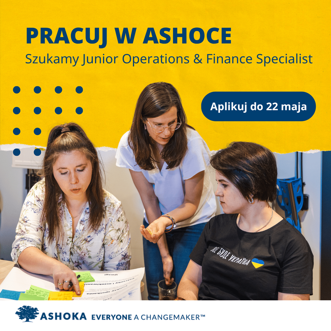 Grafika rekrutacyjna Ashoka Poland z żółtym tłem i hasłem „Pracuj w Ashoce. Szukamy Junior Operations &amp; Finance Specialist. Aplikuj do 22 maja”. Na zdjęciu trzy osoby pracujące przy stole nad dokumentami z kolorowymi karteczkami; na dole logo Ashoka „Everyone a Changemaker”.