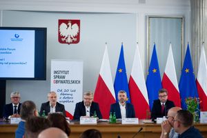 Miniatura 5 osób uczestniczących w panelu dyskusyjnym podczas V Ogólnopolskiego Forum Rad Pracowników