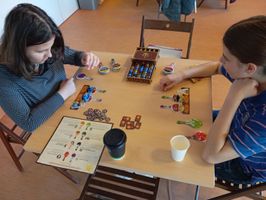 Miniatura Gra Wybuchowa mieszanka – koncentracja, reakcja, zarządzanie zasobami. Gra angażuje młodszych uczestników bez jednej minuty nudy.