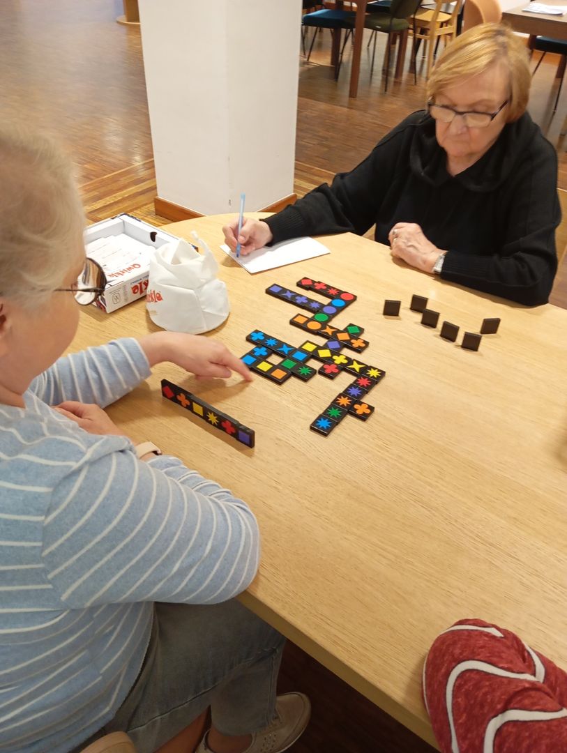 Gra Qwirkle – logika, wzorce, myślenie kombinatoryczne. Świetny tytuł dla tych, którzy szukają czegoś bardziej klasycznego, pokroju Scrabble, czy Remika.