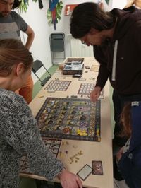 Miniatura Gra Kingsburg - Nowoczesna gra w pełnych tego słowach znaczeniu. Wcielamy się w zarządcę królestwa. Zarządzanie i rywalizacja o zasoby są tu kluczowa do zwycięstwa.