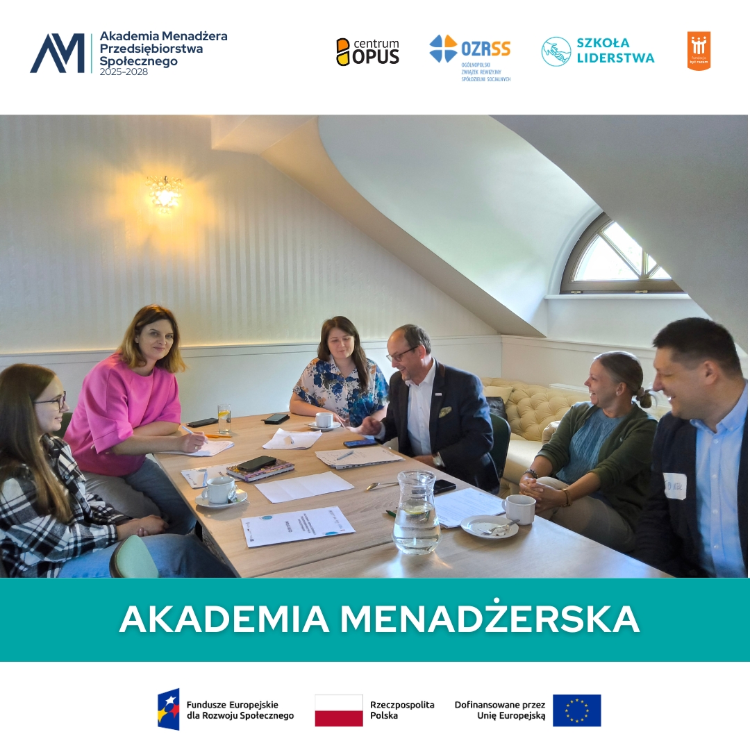 Zdjęcie przedstawia kameralne spotkanie warsztatowe realizowane w ramach Akademii Menadżera Przedsiębiorstwa Społecznego 2025–2028. Sześć osób siedzi przy drewnianym stole w jasnej sali na poddaszu i bierze udział w dyskusji oraz pracy grupowej. Uczestnicy mają przed sobą notatki, dokumenty, filiżanki z kawą i herbatą oraz dzbanek z wodą. Atmosfera spotkania jest swobodna i życzliwa – część osób uśmiecha się podczas rozmowy. Na grafice widoczny jest napis „Akademia Menadżerska”, logotypy partnerów projektu oraz oznaczenia Funduszy Europejskich, Rzeczypospolitej Polskiej i Unii Europejskiej.