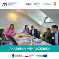 Miniatura Zdjęcie przedstawia kameralne spotkanie warsztatowe realizowane w ramach Akademii Menadżera Przedsiębiorstwa Społecznego 2025–2028. Sześć osób siedzi przy drewnianym stole w jasnej sali na poddaszu i bierze udział w dyskusji oraz pracy grupowej. Uczestnicy mają przed sobą notatki, dokumenty, filiżanki z kawą i herbatą oraz dzbanek z wodą. Atmosfera spotkania jest swobodna i życzliwa – część osób uśmiecha się podczas rozmowy. Na grafice widoczny jest napis „Akademia Menadżerska”, logotypy partnerów projektu oraz oznaczenia Funduszy Europejskich, Rzeczypospolitej Polskiej i Unii Europejskiej.