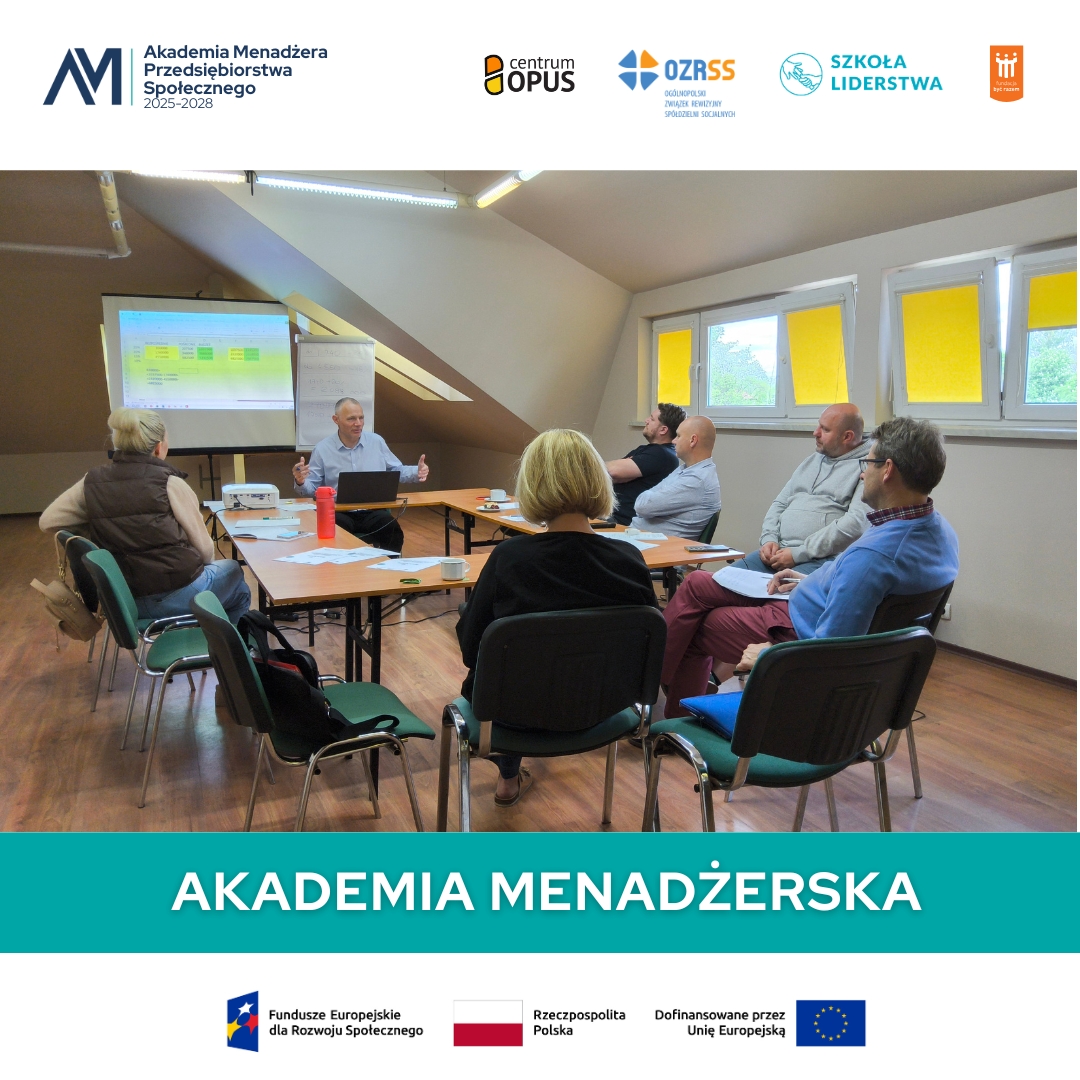 Zdjęcie przedstawia zajęcia szkoleniowe realizowane w ramach Akademii Menadżera Przedsiębiorstwa Społecznego 2025–2028. Grupa uczestników siedzi w kręgu w sali szkoleniowej na poddaszu i słucha prowadzącego, który omawia materiał wyświetlany na ekranie prezentacyjnym. Na ekranie widoczny jest harmonogram lub plan pracy. Uczestnicy mają przed sobą dokumenty, notatki oraz filiżanki z kawą i herbatą. W sali znajduje się projektor, flipchart i laptop. Na grafice widnieje napis „Akademia Menadżerska”, logotypy partnerów projektu oraz oznaczenia Funduszy Europejskich, Rzeczypospolitej Polskiej i Unii Europejskiej.