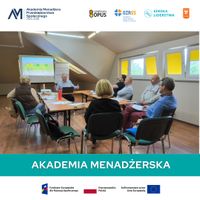 Miniatura Zdjęcie przedstawia zajęcia szkoleniowe realizowane w ramach Akademii Menadżera Przedsiębiorstwa Społecznego 2025–2028. Grupa uczestników siedzi w kręgu w sali szkoleniowej na poddaszu i słucha prowadzącego, który omawia materiał wyświetlany na ekranie prezentacyjnym. Na ekranie widoczny jest harmonogram lub plan pracy. Uczestnicy mają przed sobą dokumenty, notatki oraz filiżanki z kawą i herbatą. W sali znajduje się projektor, flipchart i laptop. Na grafice widnieje napis „Akademia Menadżerska”, logotypy partnerów projektu oraz oznaczenia Funduszy Europejskich, Rzeczypospolitej Polskiej i Unii Europejskiej.