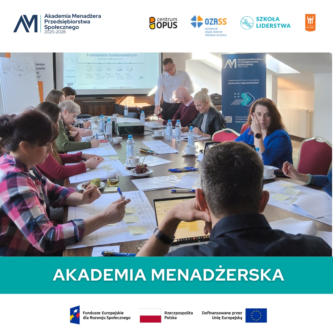 Zdjęcie przedstawia warsztaty realizowane w ramach Akademii Menadżera Przedsiębiorstwa Społecznego 2025–2028. Kilkanaście osób siedzi przy dużym stole konferencyjnym i pracuje nad materiałami szkoleniowymi, notując oraz dyskutując w grupie. W tle trener prowadzi zajęcia przy ekranie z prezentacją dotyczącą fundamentów modelu biznesowego. Na stole znajdują się dokumenty, karteczki samoprzylepne, laptopy, długopisy oraz filiżanki z kawą i herbatą. W sali widoczny jest roll-up Akademii Menadżerskiej. Na grafice umieszczono napis „Akademia Menadżerska” oraz logotypy partnerów projektu i Funduszy Europejskich.