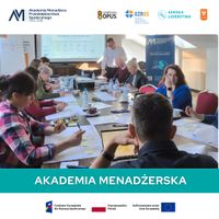 Miniatura Zdjęcie przedstawia warsztaty realizowane w ramach Akademii Menadżera Przedsiębiorstwa Społecznego 2025–2028. Kilkanaście osób siedzi przy dużym stole konferencyjnym i pracuje nad materiałami szkoleniowymi, notując oraz dyskutując w grupie. W tle trener prowadzi zajęcia przy ekranie z prezentacją dotyczącą fundamentów modelu biznesowego. Na stole znajdują się dokumenty, karteczki samoprzylepne, laptopy, długopisy oraz filiżanki z kawą i herbatą. W sali widoczny jest roll-up Akademii Menadżerskiej. Na grafice umieszczono napis „Akademia Menadżerska” oraz logotypy partnerów projektu i Funduszy Europejskich.