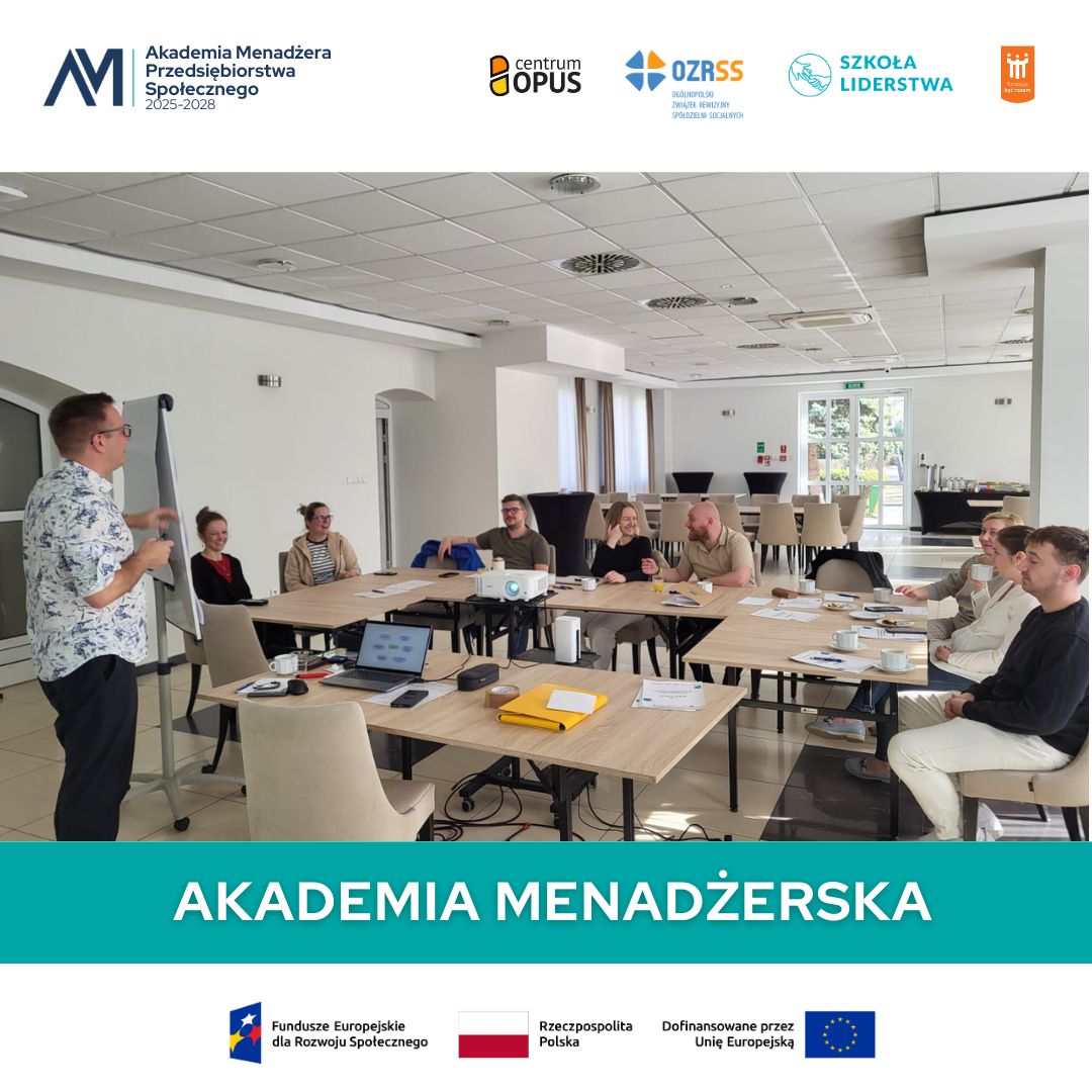 Zdjęcie przedstawia warsztaty realizowane w ramach Akademii Menadżera Przedsiębiorstwa Społecznego 2025–2028. W jasnej sali szkoleniowej uczestnicy siedzą przy ustawionych w podkowę stołach i biorą udział w zajęciach prowadzonych przez trenera stojącego przy flipcharcie. Na stołach znajdują się materiały szkoleniowe, filiżanki oraz projektor podłączony do laptopa. Uczestnicy rozmawiają i uśmiechają się podczas pracy warsztatowej. Na grafice widnieje napis „Akademia Menadżerska”, logotypy partnerów projektu oraz oznaczenia Funduszy Europejskich, Rzeczypospolitej Polskiej i Unii Europejskiej.