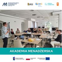 Miniatura Zdjęcie przedstawia warsztaty realizowane w ramach Akademii Menadżera Przedsiębiorstwa Społecznego 2025–2028. W jasnej sali szkoleniowej uczestnicy siedzą przy ustawionych w podkowę stołach i biorą udział w zajęciach prowadzonych przez trenera stojącego przy flipcharcie. Na stołach znajdują się materiały szkoleniowe, filiżanki oraz projektor podłączony do laptopa. Uczestnicy rozmawiają i uśmiechają się podczas pracy warsztatowej. Na grafice widnieje napis „Akademia Menadżerska”, logotypy partnerów projektu oraz oznaczenia Funduszy Europejskich, Rzeczypospolitej Polskiej i Unii Europejskiej.