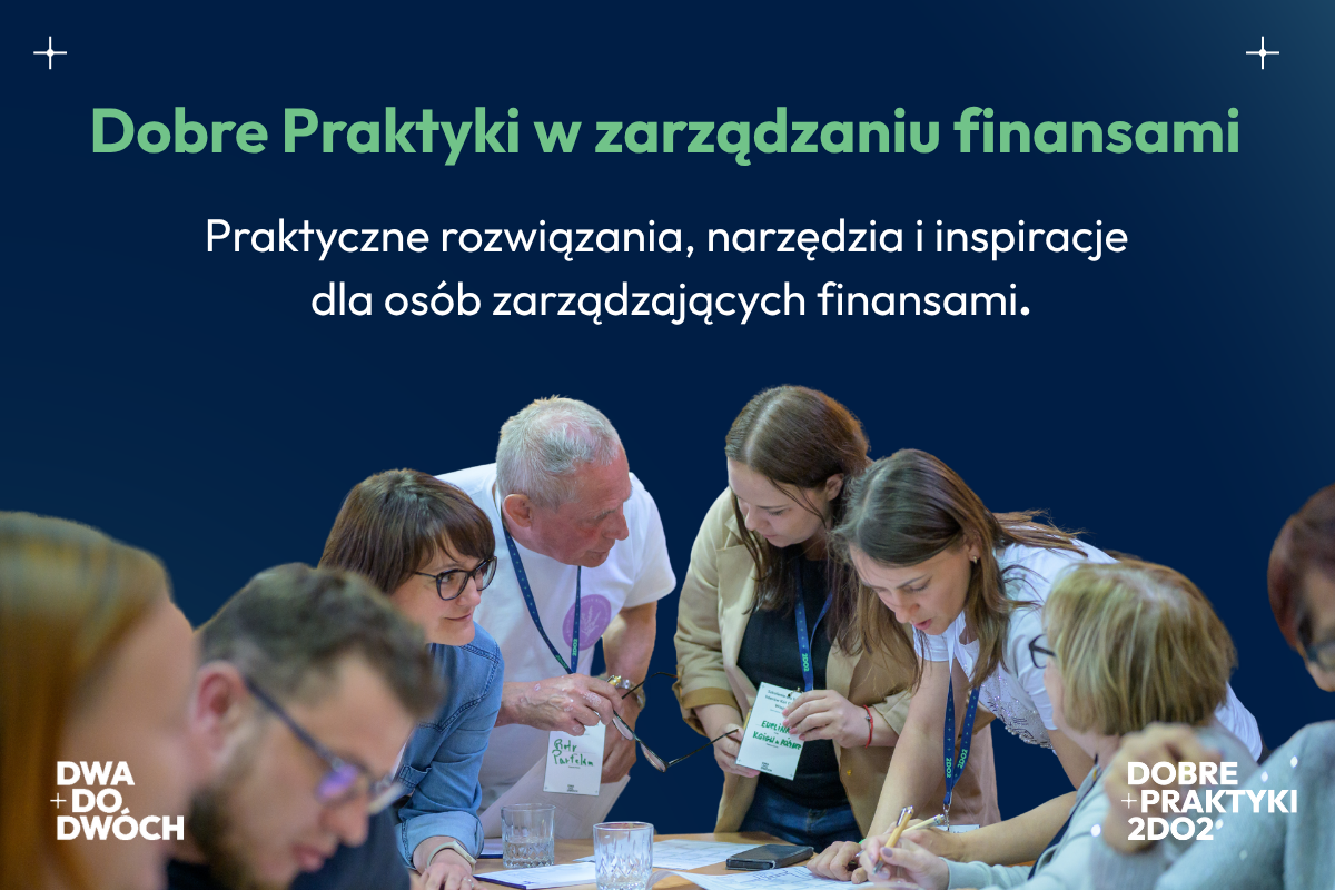 Grafika informacyjna „Dobre Praktyki w zarządzaniu finansami” na ciemnoniebieskim tle. Przedstawia zdjęcie grupy osób skupionych nad dokumentami podczas warsztatów. Na grafice znajdują się logotypy „DWA DO DWÓCH” oraz „DOBRE PRAKTYKI 2DO2”.