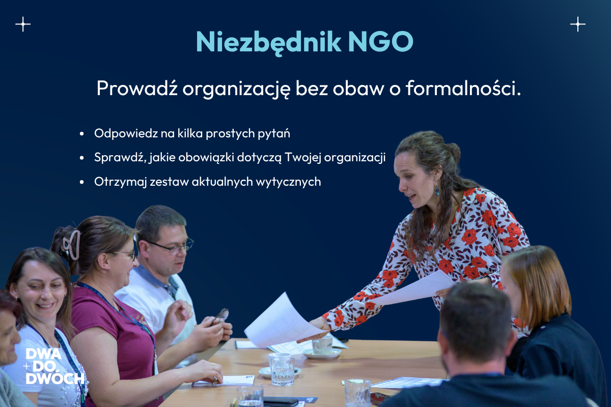 Grafika promocyjna „Niezbędnik NGO” na ciemnoniebieskim tle z logo „DWA DO DWÓCH”. Zawiera hasło „Prowadź organizację bez obaw o formalności” oraz listę trzech kroków dotyczących obowiązków i wytycznych dla organizacji. Poniżej zdjęcie kobiety przekazującej dokumenty uczestnikom warsztatów siedzącym przy stole.