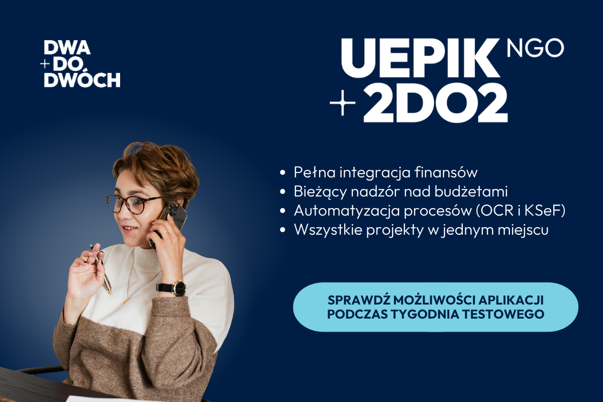 Grafika promocyjna aplikacji „UEPIK NGO + 2DO2” z logo „DWA DO DWÓCH” na ciemnoniebieskim tle. Po lewej stronie widoczne jest zdjęcie kobiety rozmawiającej przez telefon, a po prawej lista funkcji systemu związanych z finansami i projektami. Na dole umieszczono przycisk zachęcający do sprawdzenia aplikacji podczas tygodnia testowego.