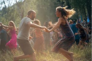 Miniatura Para uczestników tańczy podczas plenerowego festiwalu Biodanza w otoczeniu przyrody.