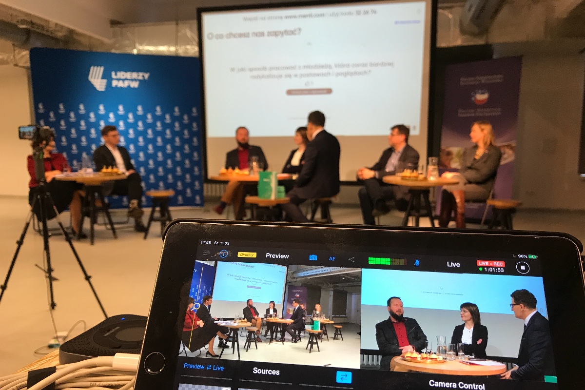 Realizacja transmisji dla NGO, debata, widoczny mikser