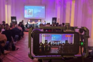 Miniatura Realizacja transmisji dla NGO, debata, widoczna kamera, publiczność