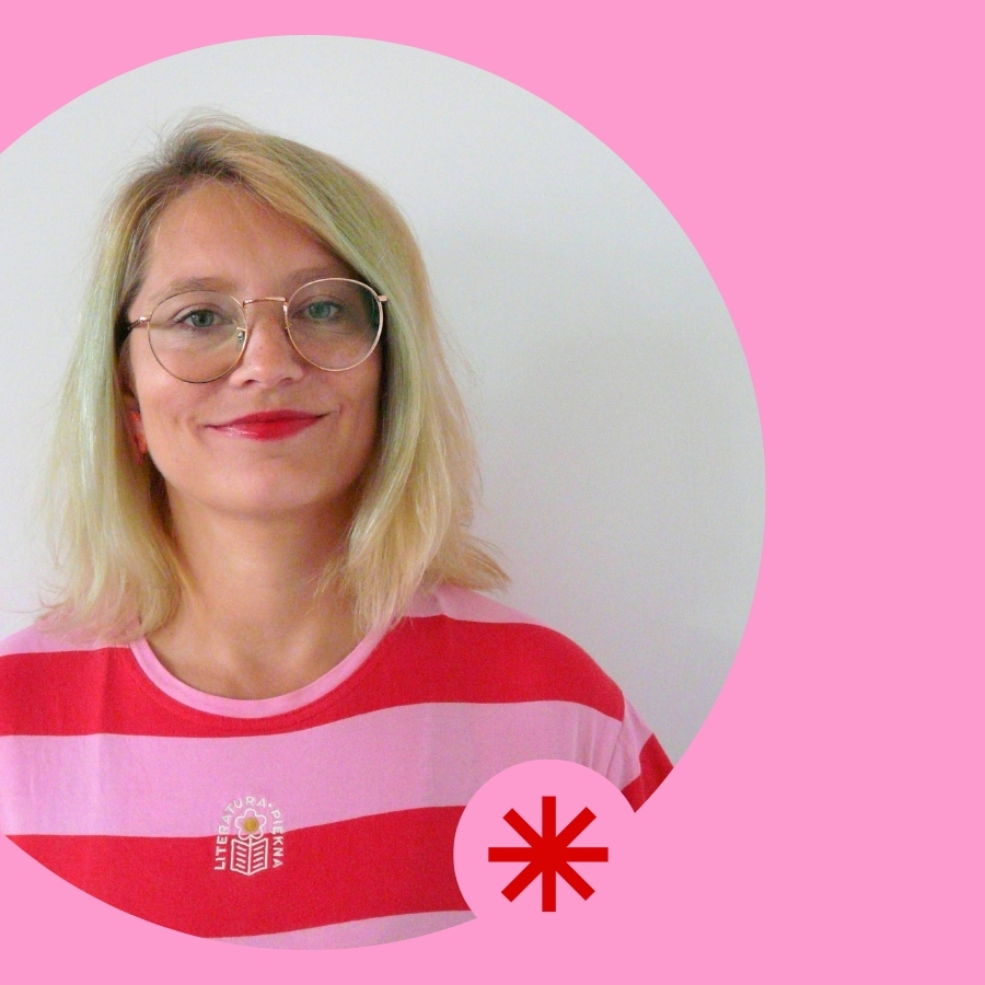 Zdjęcie, na którym jest Anna Duda, a dokładnie jej twarz i popiersie. Anna jest w bluzce w paski.