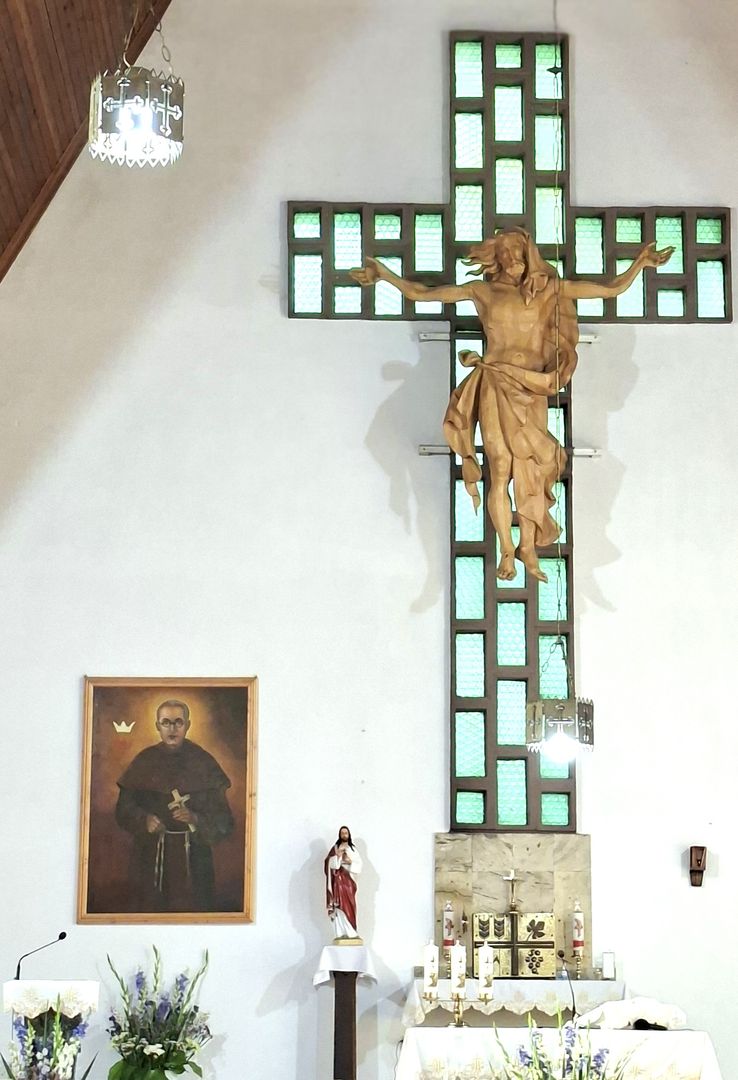 Ołtarz główny w kościele pw. św. Maksymiliana Kolbego w Magnuszowicach (kościół filialny parafii Gracze) 