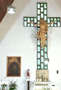 Miniatura Ołtarz główny w kościele pw. św. Maksymiliana Kolbego w Magnuszowicach (kościół filialny parafii Gracze) 