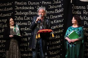 Miniatura Od lewej: Małgorzata Urbanik, Krzysztof Głuchowski, Anna Dymna podczas gali „Albertiany”, 2026 r.