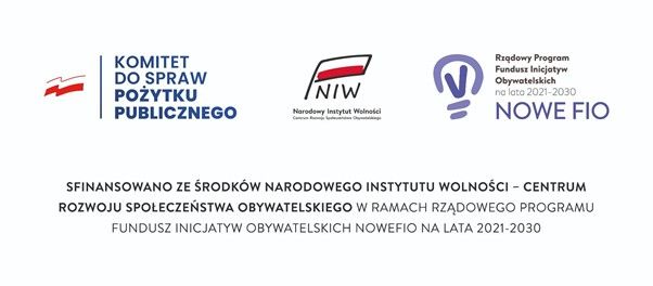 Pasek logotypów i informacja o finansowaniu projektu z funduszy państwowych na białym tle.: Komitet do spraw Pożytku Publicznego,  Narodowy Instytut Wolności,  NOWE FIO.  Informacja o finansowaniu (u dołu): Wyśrodkowany, czarny napis drukowanymi literami: „SFINANSOWANO ZE ŚRODKÓW NARODOWEGO INSTYTUTU WOLNOŚCI – CENTRUM ROZWOJU SPOŁECZEŃSTWA OBYWATELSKIEGO W RAMACH RZĄDOWEGO PROGRAMU FUNDUSZ INICJATYW OBYWATELSKICH NOWEFIO NA LATA 2021-2030”.
