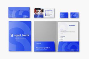 Miniatura Wizualizacja materiałów firmowych koncepcyjnej marki Splot Bank w niebiesko-białej kolorystyce. Przedstawia kopertę, wizytówki, folder, list powitalny oraz materiały informacyjne z logo banku.