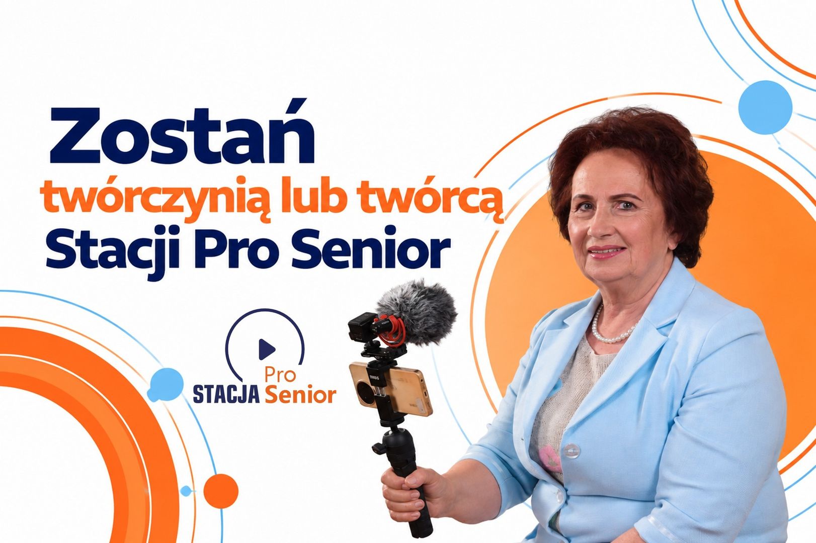 Grafika Stacji ProSenior z hasłem „Zostań twórczynią lub twórcą Stacji Pro Senior”. Po prawej uśmiechnięta starsza kobieta trzyma zestaw do nagrywania ze smartfonem i mikrofonem.